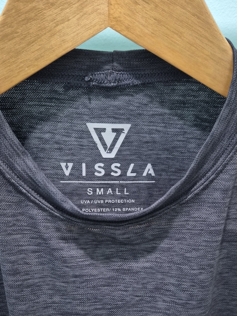 VISSLA Men's Heather Charcoal Short Sleeve Performance Tee